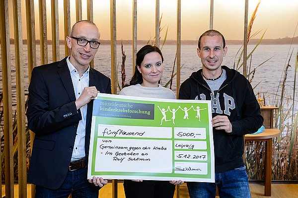 Simone Schlimm und Nicky Hellfritzsch überreichen ihre großzügige Spende an Stiftungsvertreter Peter Männig 