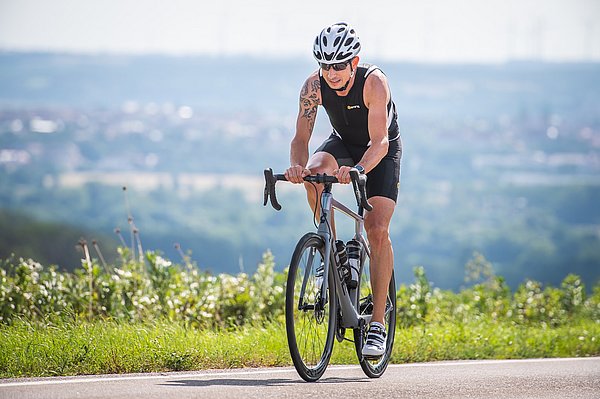 Im Sommer 2021 startet Nicky Hellfritzsch eine mehrwöchige Spendenaktion auf dem Rennrad