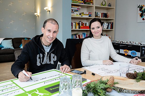 Simone Schlimm und Nicky Hellfritzsch unterzeichnen den Spendenscheck an die Mitteldeutsche Kinderkrebsforschung