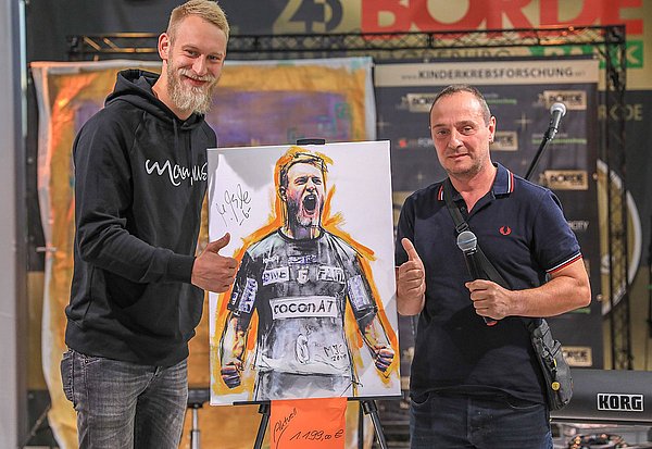 Das Bild des SCM-Handballers Matthias Musche ersteigerte Diethard Schmiedecke während eines Auktionsmarathons im Magdeburger Bördepark
