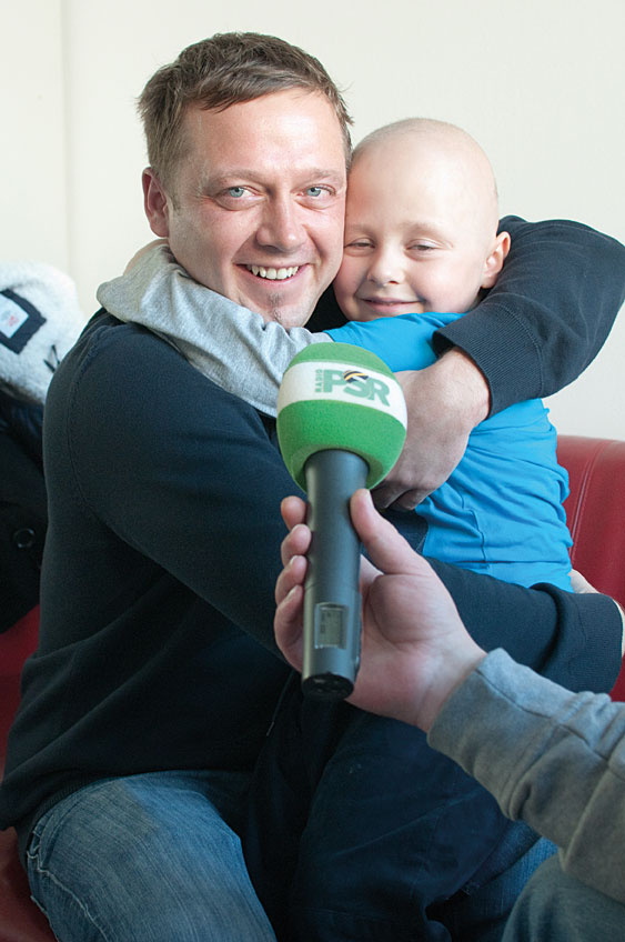 Philipp und sein Papa beim Interview für eine Radio-Spendenaktion